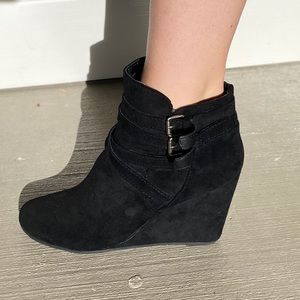 Heeled black suede booties